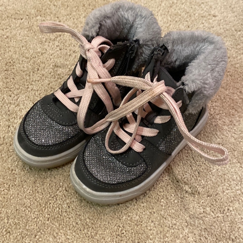 To-die-for sparkly fur-lined toddler girls boots with zipper side. Size 6.